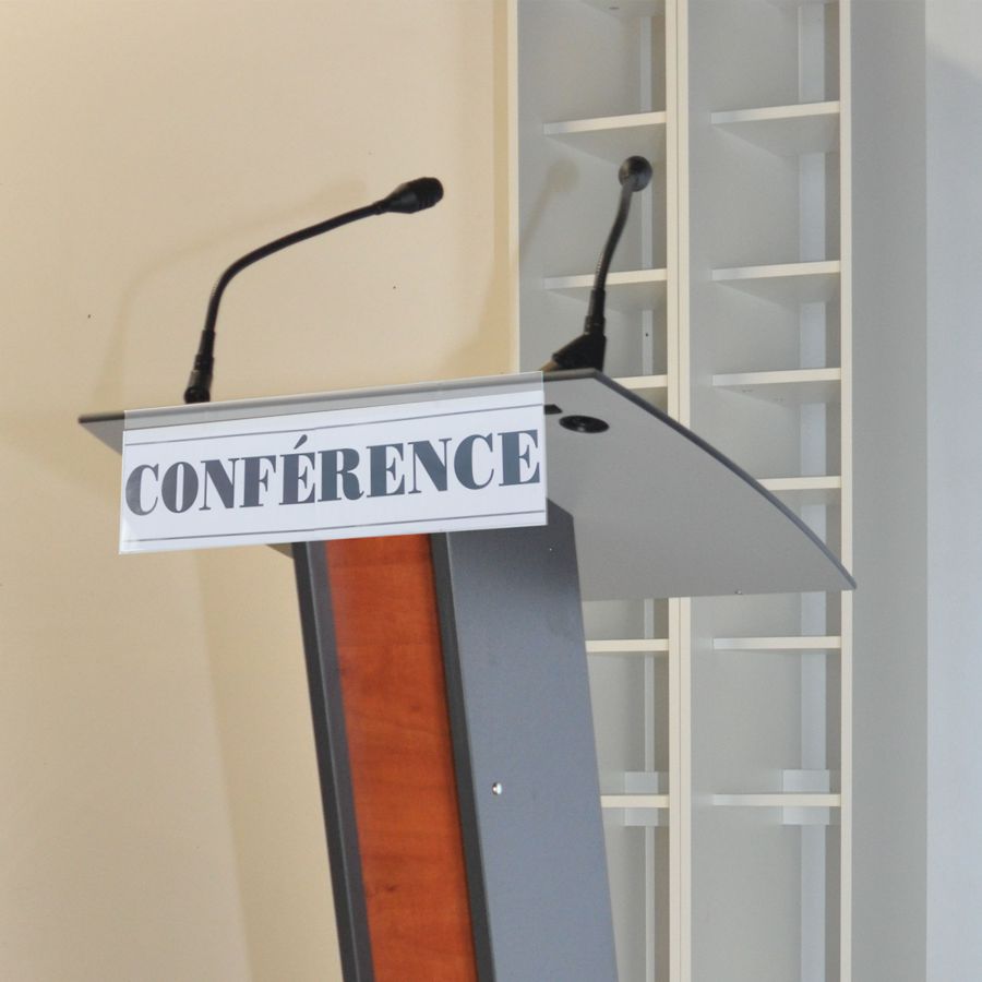 Bandeau plexi pour pupitre de conférence permettant d'afficher le nom de la conférence ou discours ainsi que la date de l'événement